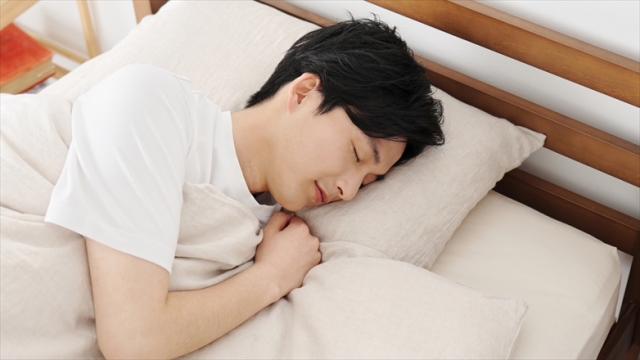 睡眠中の男性の写真